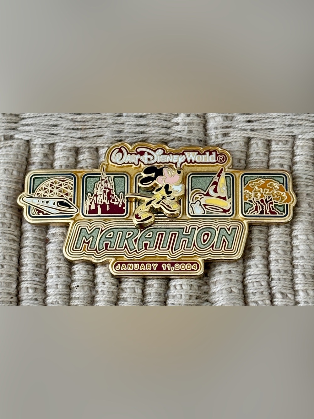 DISNEY 2004 LE 3500 Walt Disney World Marathon Mickey Mouse Icon Pin